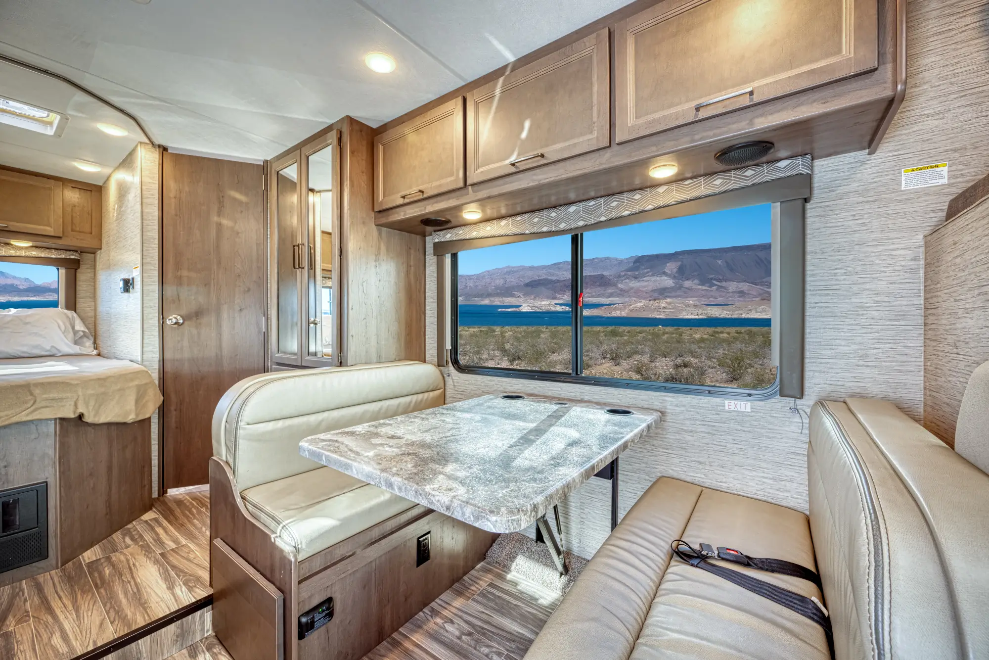 El Monte C-Small - Zitgedeelte | Campers Amerika