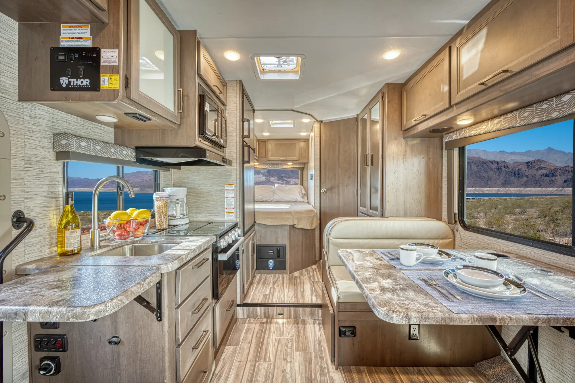 El Monte C-Small - Interieur | Campers Amerika