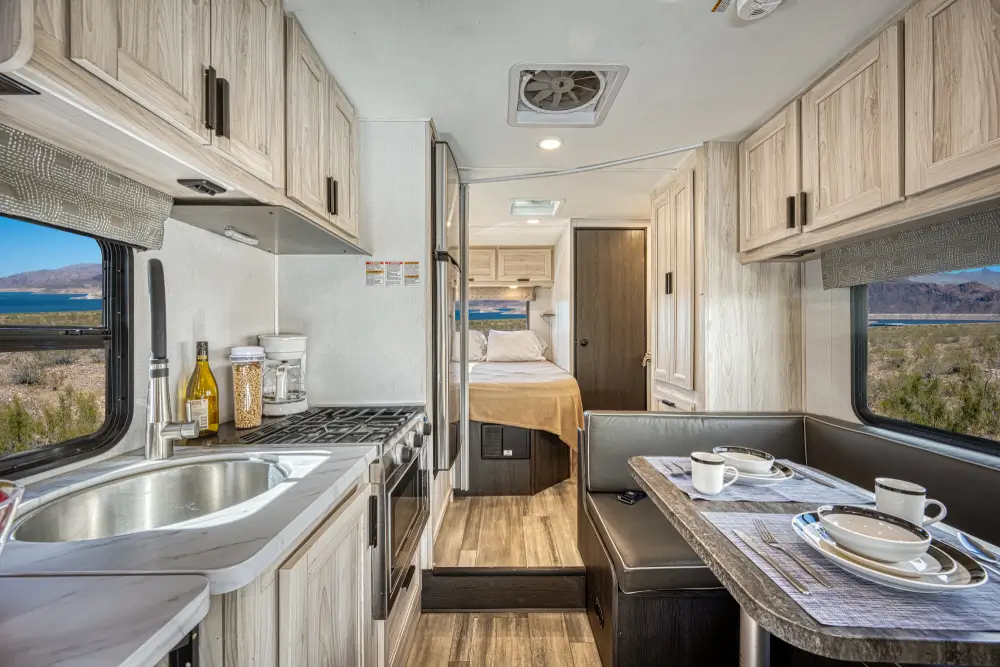 El Monte C-Medium 2025-2026 zithoek | Campers Amerika