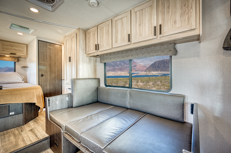 El Monte C-Medium 2025-2026 bed van zithoek | Campers Amerika