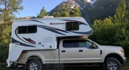 Go North Truck Camper zijkant | Campers Amerika