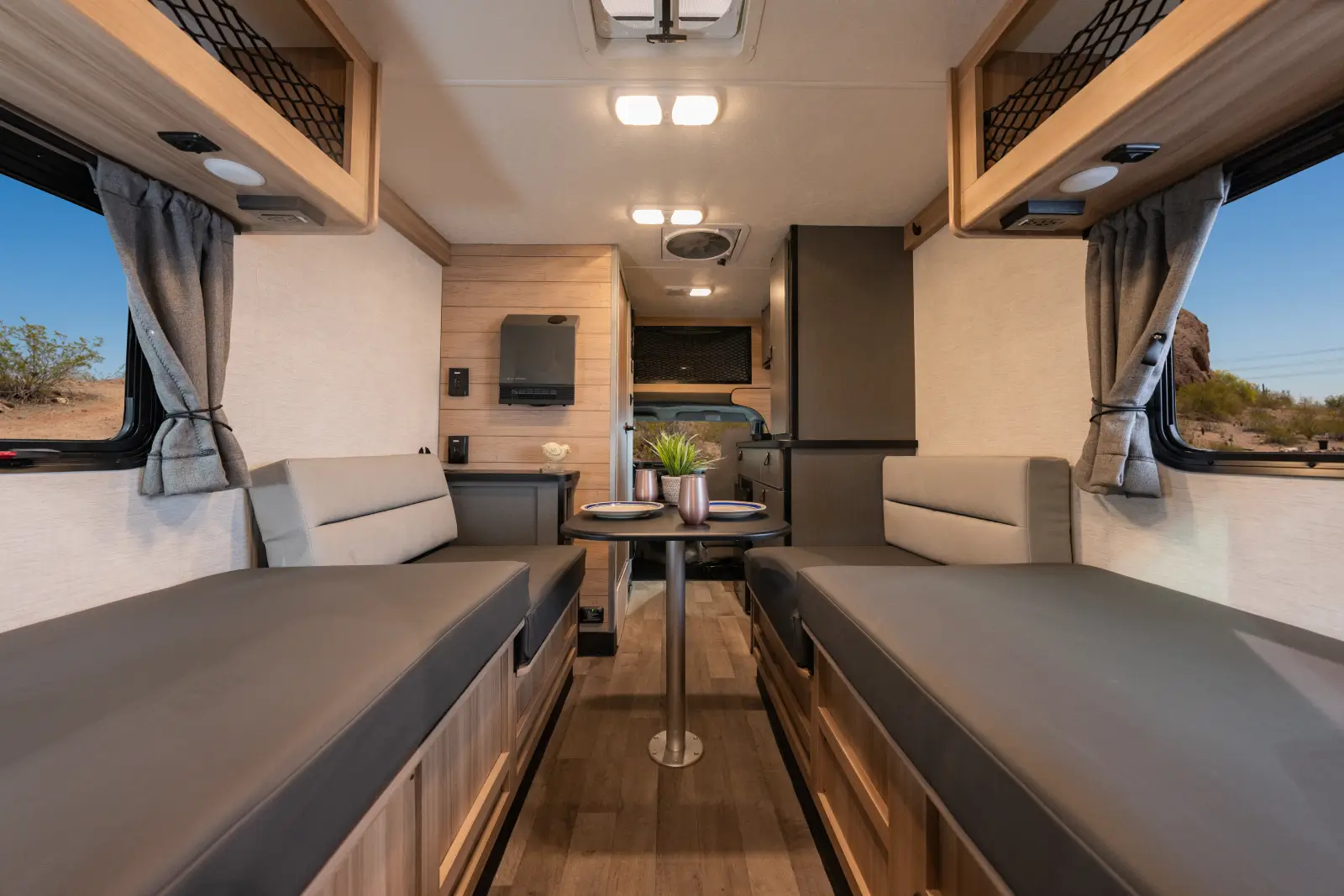 Cruise C18 interieur, bovenkastjes, eettafel | Campers Amerika