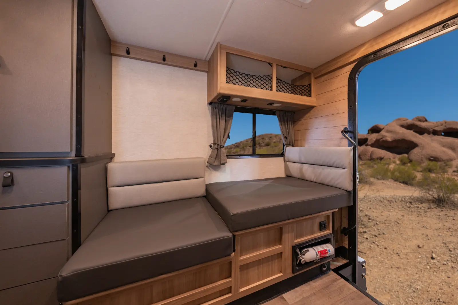 Cruise C18 interieur banken kasten uitzicht | Campers Amerika