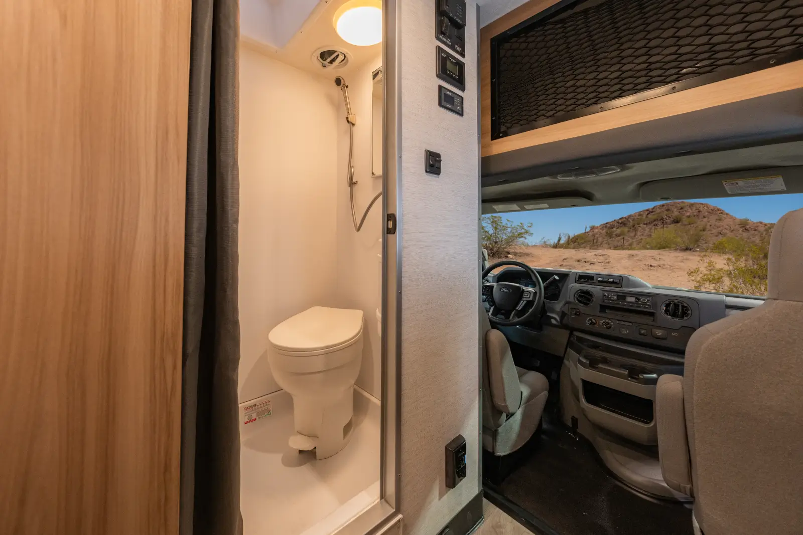 Cruise C18 interieur douche en stuurcabine | Campers Amerika