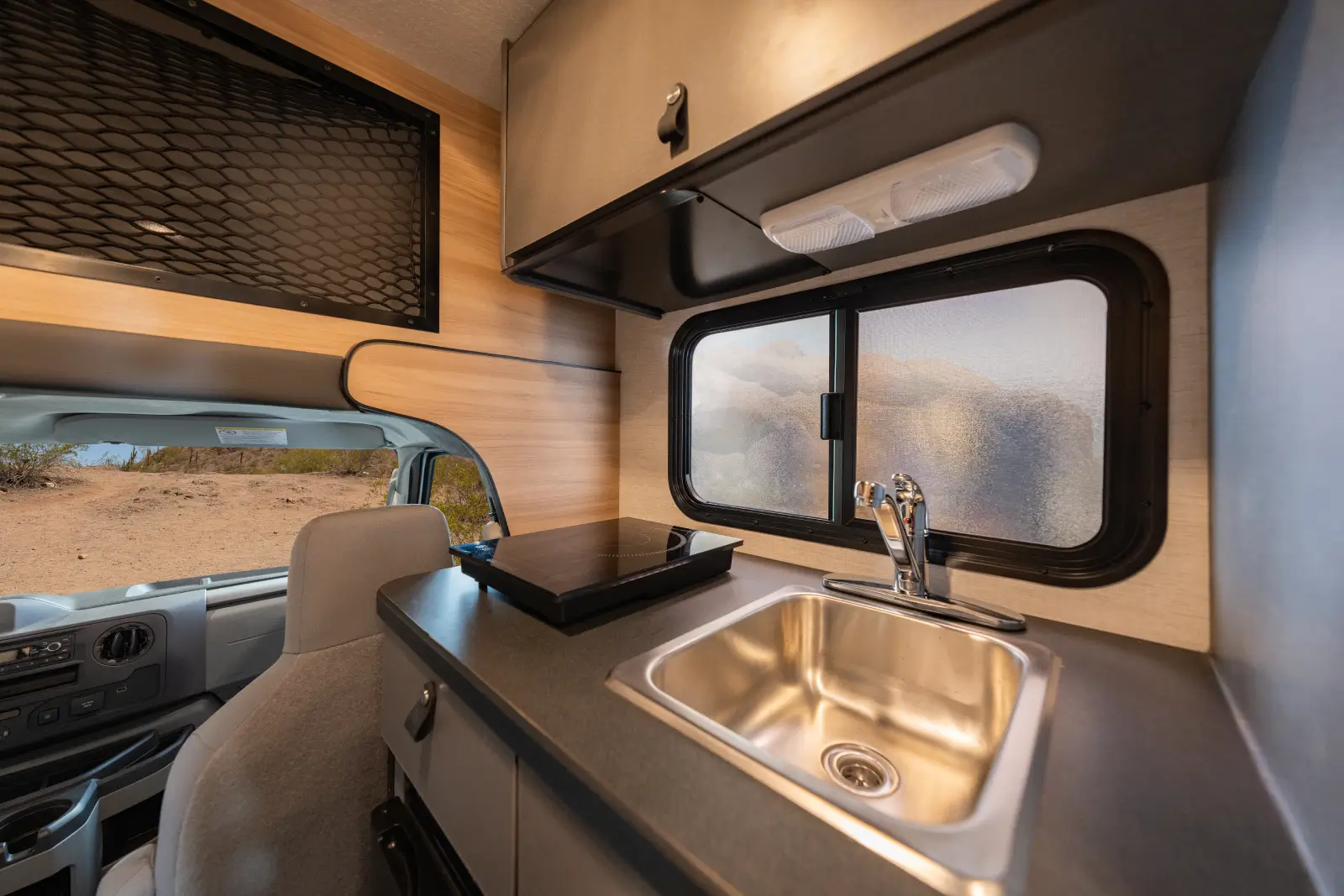 Cruise C18 interieur gootsteen en bovenkasten | Campers Amerika