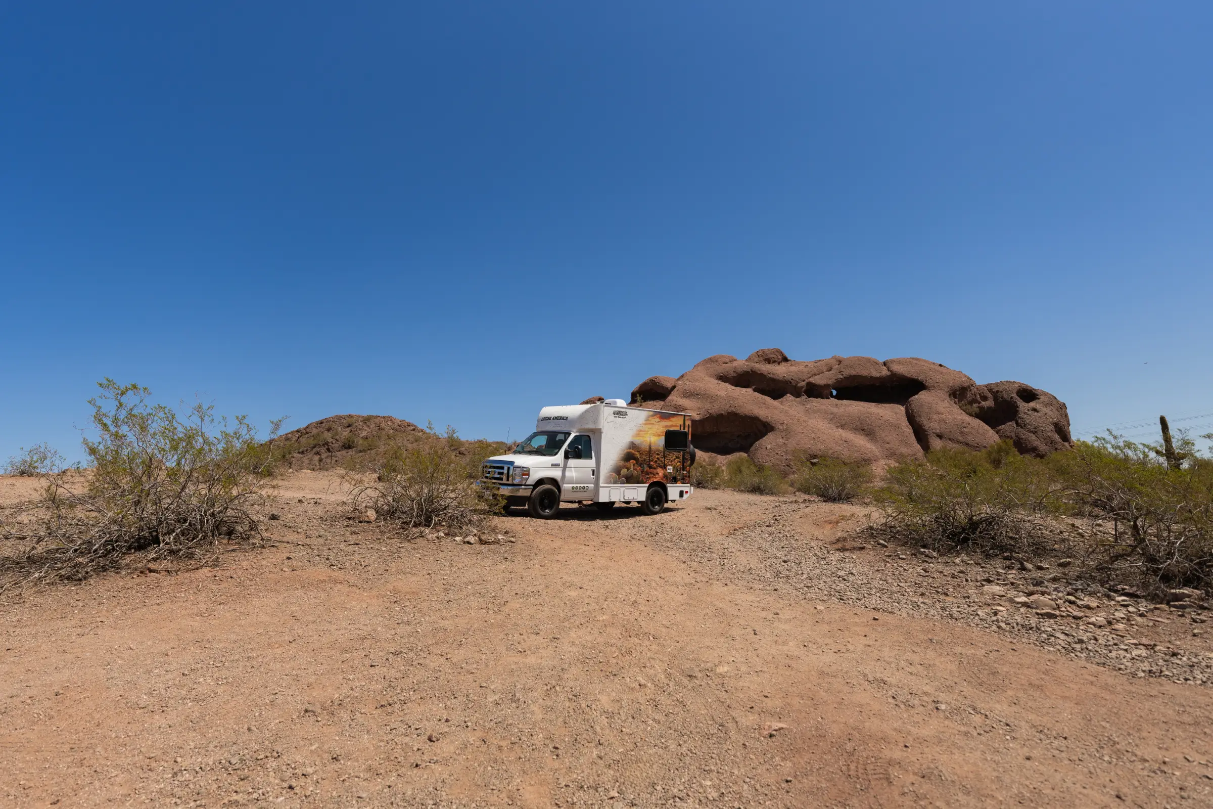 Cruise C18 exterieur uitzicht woestijn zijaanzicht | Campers Amerika