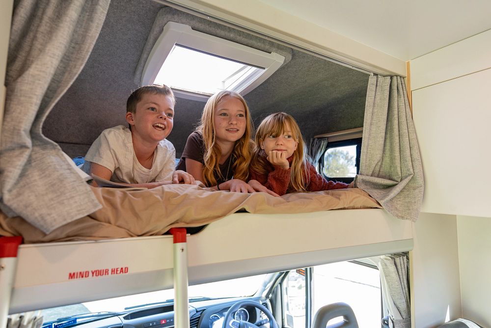 Kinderen in bed alkoof camper | Campers Amerika